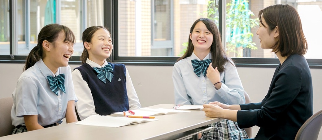 左から2年特進コースⅠ類那須帆夏さん、2年進学スタンダードコース池田陽花さん、2年幼児教育・福祉コース平野桃花さん