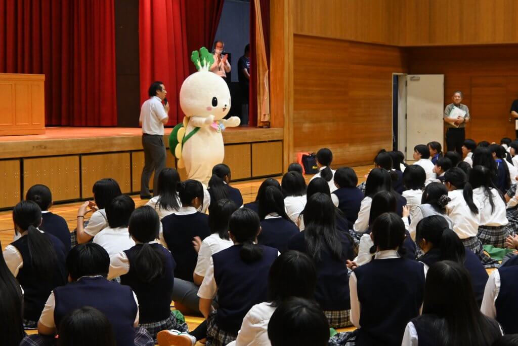 終業式にでたこん！