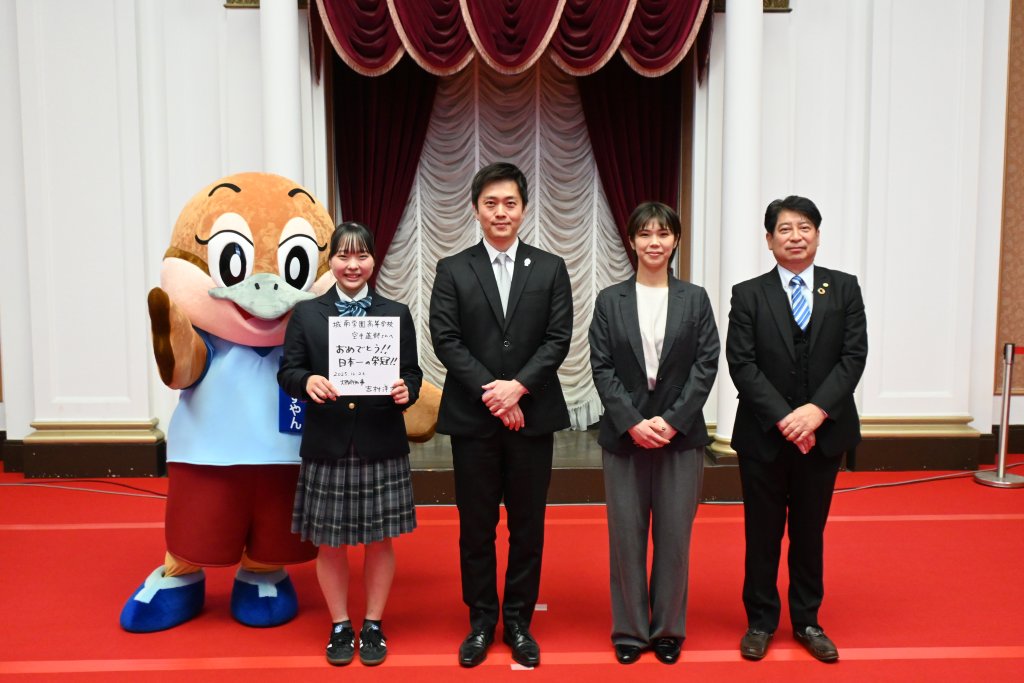 インターハイ優勝空手道部　大阪府知事に表敬訪問